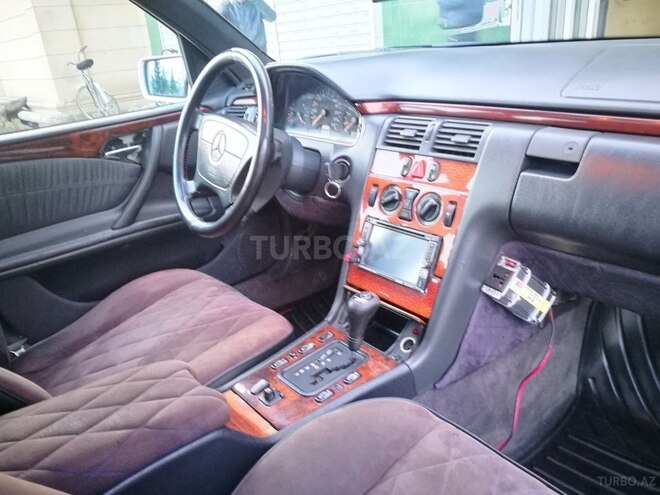 Mercedes E 200 1997, 497,000 km - 2.0 l - Saatlı