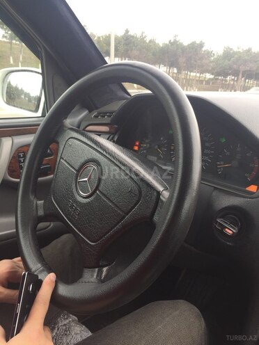 Mercedes E 220 1999, 428,000 km - 2.2 l - Bakı