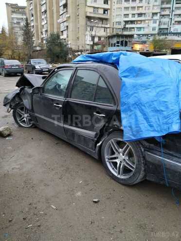 Mercedes E 240 2001, 215,000 km - 2.4 l - Bakı