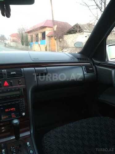Mercedes E 240 2000, 301,588 km - 2.6 l - Qax