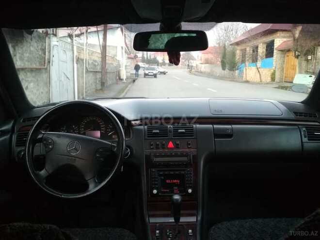 Mercedes E 240 2000, 301,588 km - 2.6 l - Qax