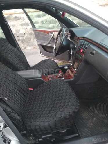 Mercedes E 240 2000, 301,588 km - 2.6 l - Qax