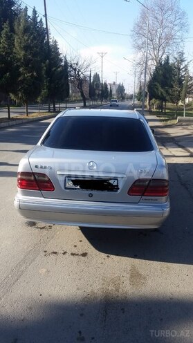 Mercedes E 220 2000, 410,000 km - 2.2 l - Zaqatala