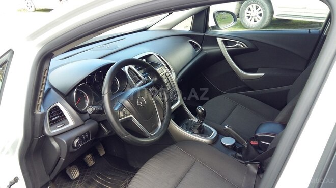 Opel Astra 2011, 180,000 km - 1.5 л - Bakı