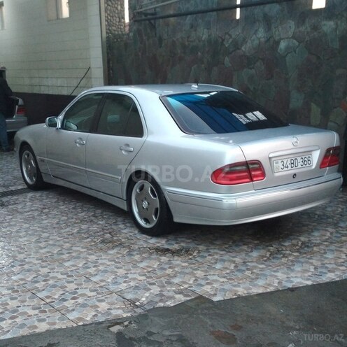 Mercedes E 240 2000, 301,588 km - 2.6 l - Qax