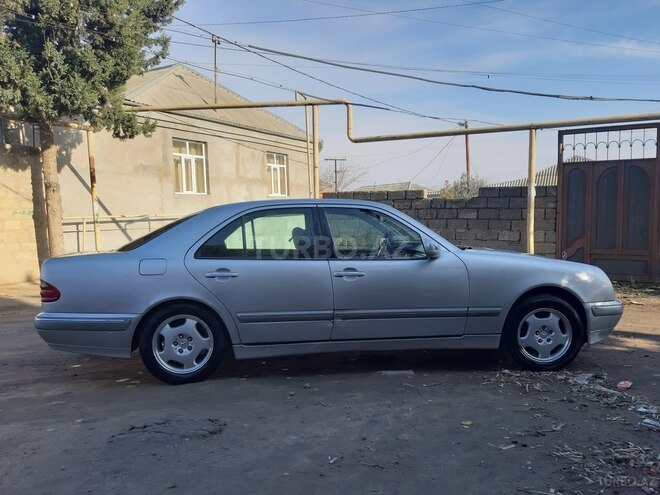Mercedes E 220 2000, 319,000 km - 2.2 l - Bakı