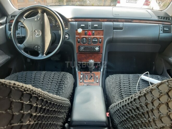 Mercedes E 220 2000, 319,000 km - 2.2 l - Bakı