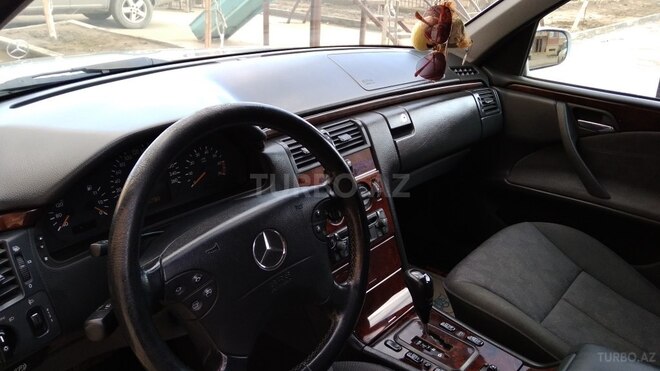 Mercedes E 240 2001, 290,000 km - 2.4 l - Bakı