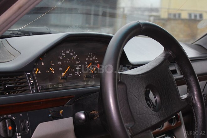 Mercedes E 200 1992, 450,000 km - 2.0 l - Qusar