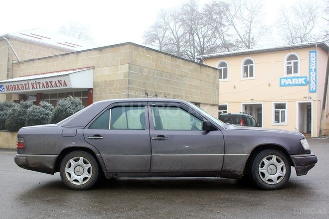 Mercedes E 200 1992, 450,000 km - 2.0 l - Qusar