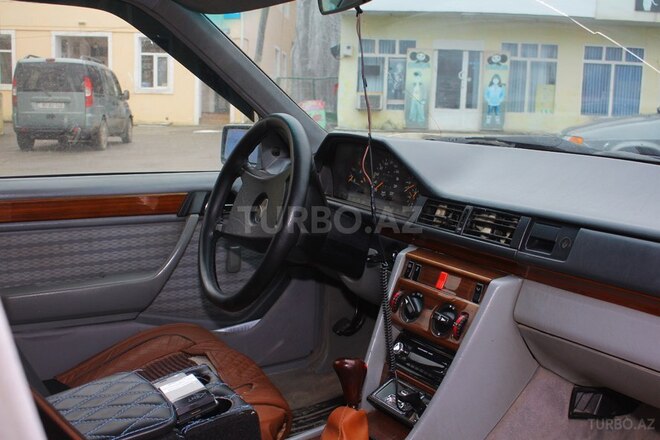 Mercedes E 200 1992, 450,000 km - 2.0 l - Qusar