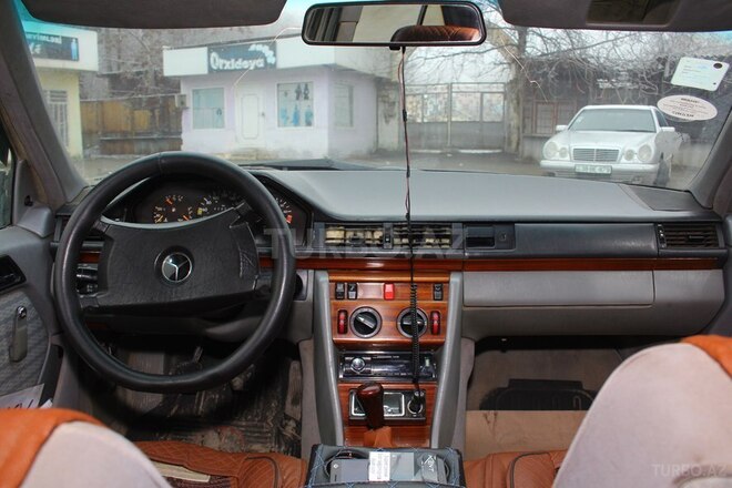 Mercedes E 200 1992, 450,000 km - 2.0 l - Qusar