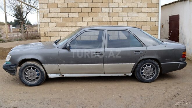 Mercedes E 200 1985, 325,654 km - 2.0 l - Salyan