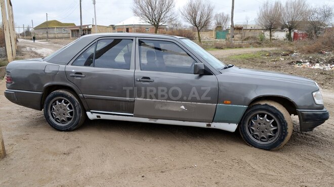 Mercedes E 200 1985, 325,654 km - 2.0 l - Salyan