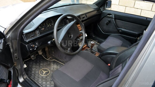 Mercedes E 200 1985, 325,654 km - 2.0 l - Salyan