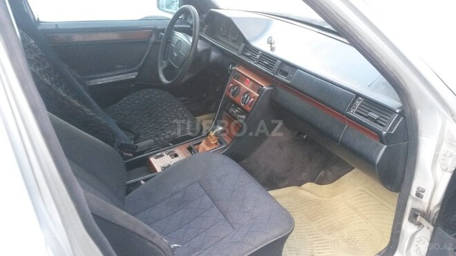 Mercedes E 250 1994, 233,000 km - 2.5 l - Bakı