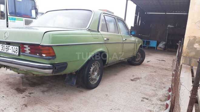 Mercedes 200 1983, 120,000 km - 2.0 l - Salyan