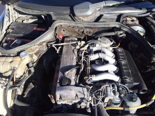 Mercedes E 250 1989, 300,000 km - 0.3 l - Beyləqan