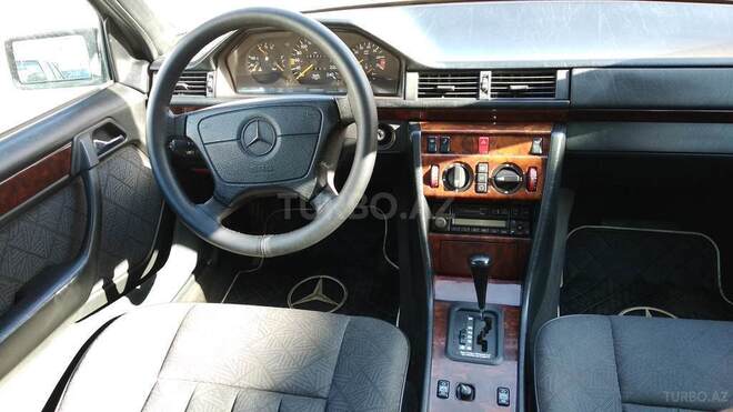 Mercedes E 220 1995, 267,000 km - 2.2 l - Bakı