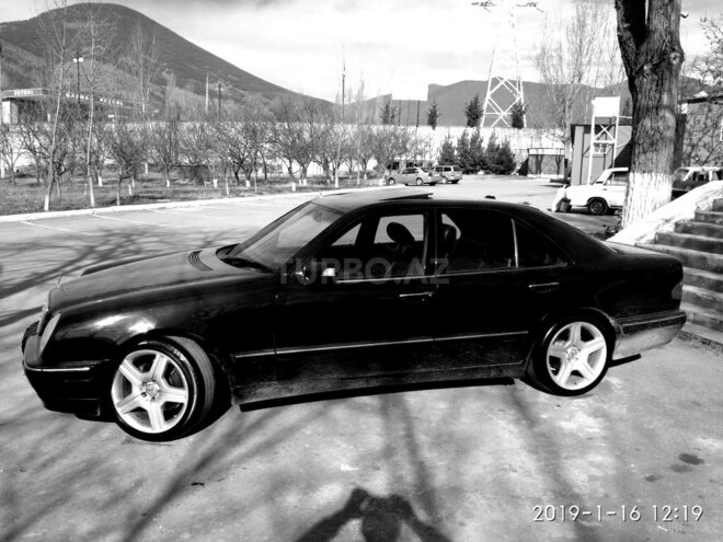 Mercedes E 320 2000, 260,000 km - 3.2 l - Qax