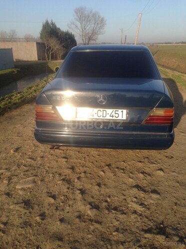 Mercedes E 200 1989, 300,000 km - 2.0 l - Masallı