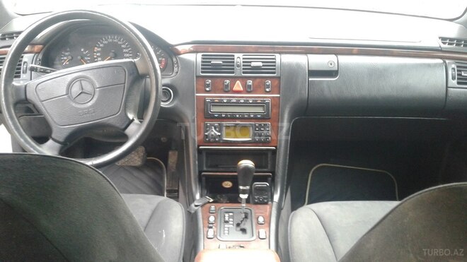Mercedes E 240 1998, 290,000 km - 2.4 l - Qusar