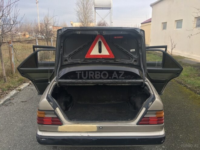 Mercedes E 230 1985, 222,322 km - 2.3 l - Şəki