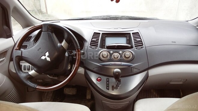 Mitsubishi Grandis 2007, 258,000 km - 2.4 l - Qusar