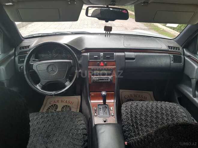 Mercedes E 230 1996, 318,700 km - 2.3 l - Yevlax