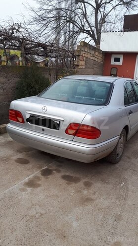 Mercedes E 240 1998, 314,000 km - 2.4 l - Beyləqan