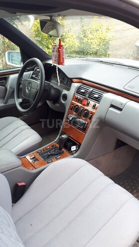 Mercedes E 240 1998, 314,000 km - 2.4 l - Beyləqan