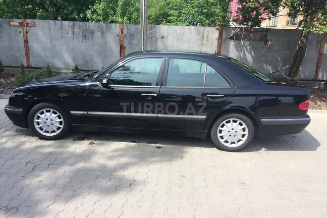 Mercedes E 220 2001, 203,500 km - 2.2 l - Bakı