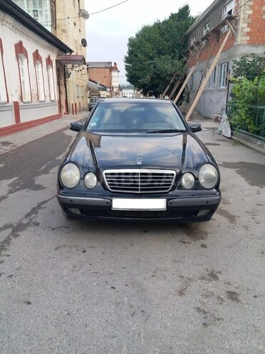 Mercedes E 240 2000, 280,000 km - 2.4 л - Quba