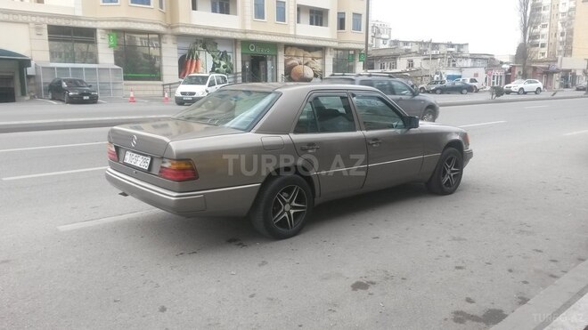 Mercedes E 230 1987, 195,000 km - 2.3 l - Bakı