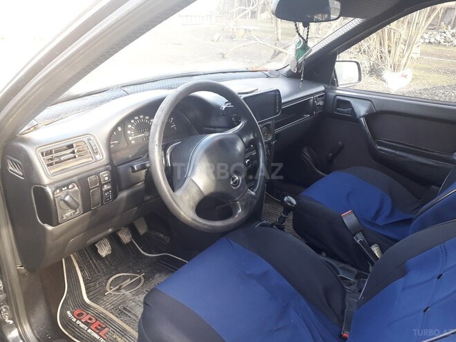 Opel Vectra 1992, 318,792 km - 1.6 l - Zaqatala