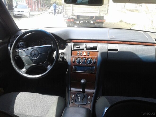 Mercedes E 240 1996, 335,000 km - 2.4 l - Bakı