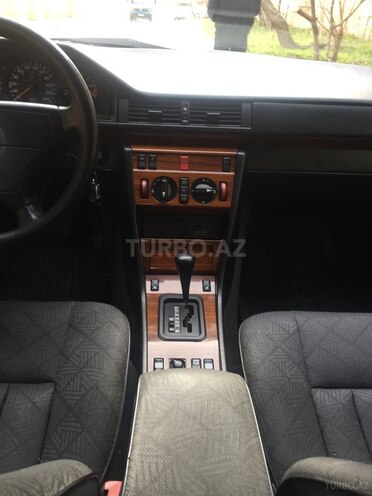 Mercedes E 220 1995, 301,010 km - 2.2 l - Bakı
