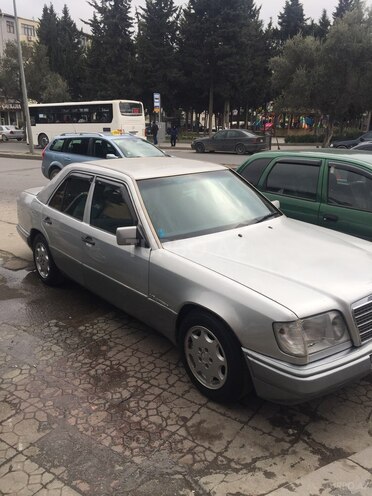 Mercedes E 220 1995, 301,010 km - 2.2 l - Bakı