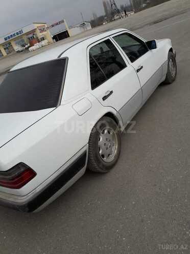 Mercedes E 220 1993, 350,000 km - 2.2 l - Qusar