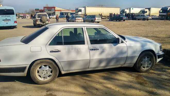 Mercedes E 220 1993, 350,000 km - 2.2 l - Qusar