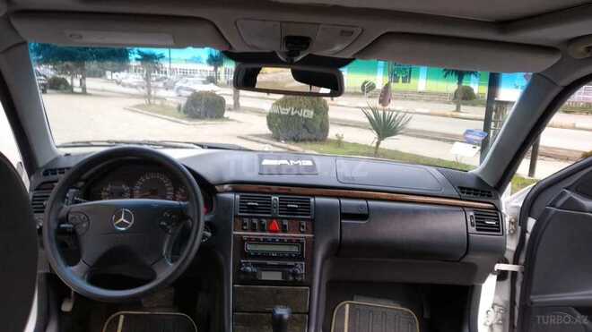 Mercedes E 240 2001, 240,520 km - 2.4 l - Masallı
