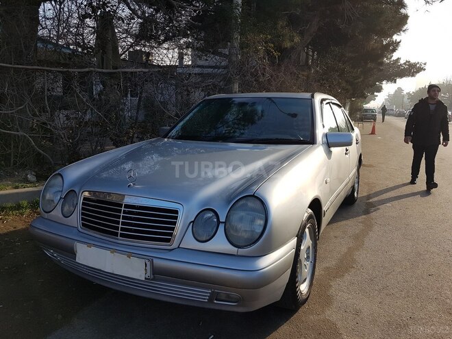Mercedes E 220 1999, 320,000 km - 2.2 l - Bakı