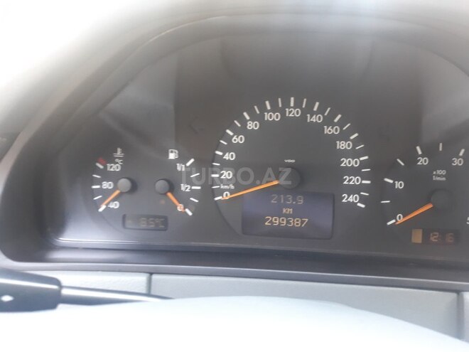 Mercedes E 220 2000, 299,000 km - 2.2 л - Bakı