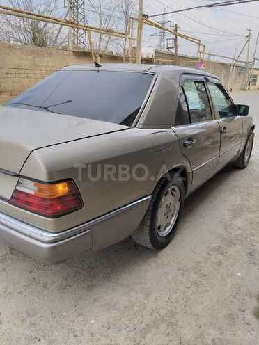 Mercedes E 220 1992, 319,000 km - 2.2 l - Bakı