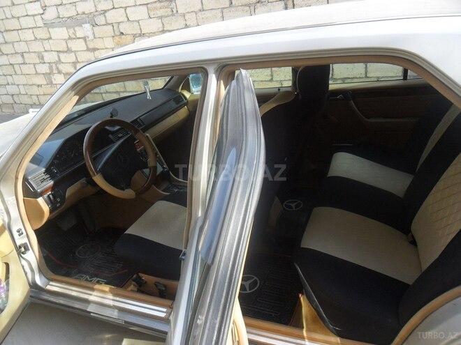 Mercedes E 220 1992, 319,000 km - 2.2 l - Bakı