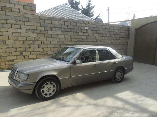 Mercedes E 220 1992, 319,000 km - 2.2 l - Bakı