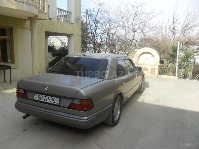 Mercedes E 220 1992, 319,000 km - 2.2 l - Bakı