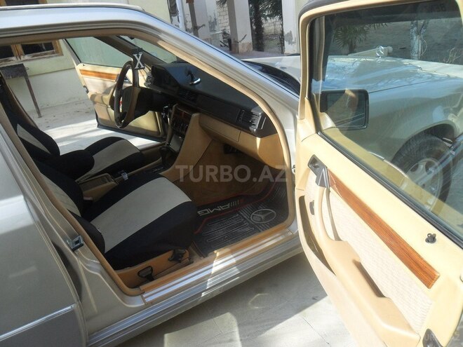 Mercedes E 220 1992, 319,000 km - 2.2 l - Bakı