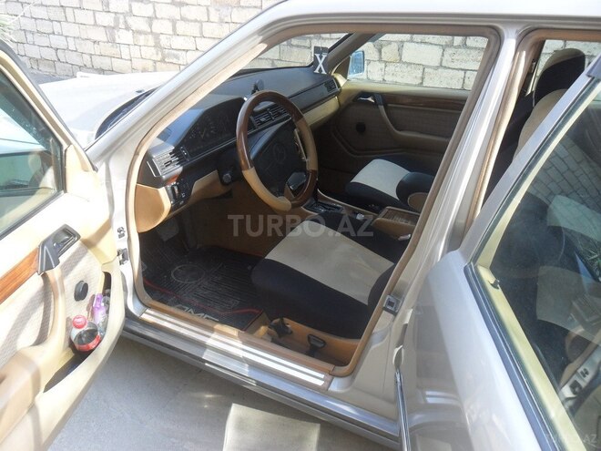 Mercedes E 220 1992, 319,000 km - 2.2 l - Bakı