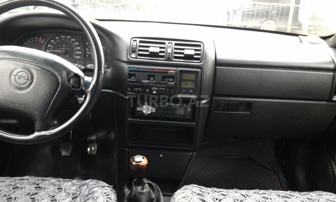 Opel Vectra 1995, 335,179 km - 1.8 l - Qax